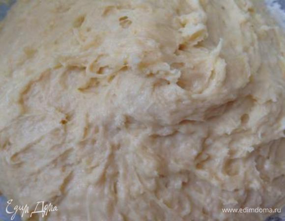 Затем добавить в дрожжи яйца и маргарин комнатной температуры, перемешать. Всыпать ванильный сахар и постепенно муку, перемешивая ложкой. Тесто липкое! Накрыть влажным полотенцем и поставить в теплое место на 1 час.