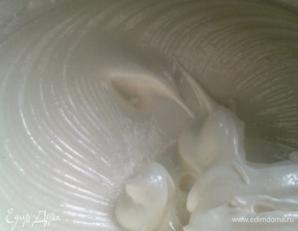 Сливки хорошенько охладить. Вишню не размораживать! Белки с солью взбить в пену, постепенно ввести пудру.
