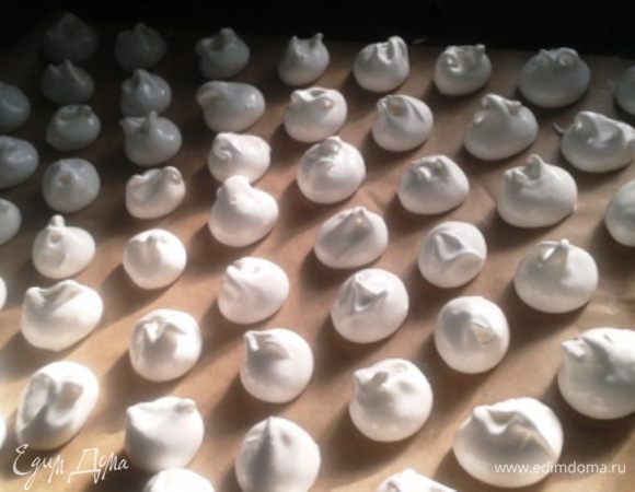 Противень застелить бумагой и отсадить на него маленькие безешки. Сушить в приоткрытой духовке 1,5 часа при 100С.
