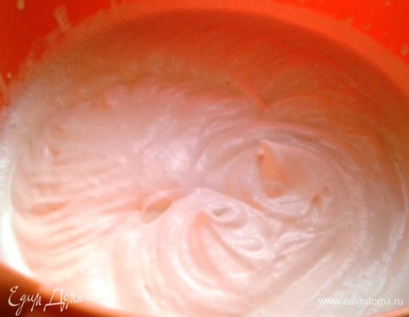 Сливки взбить, аккуратно ввести сгущенное молоко. Сразу же убрать в холодильник. Оставшуюся сгущенку взбить с сыром и тоже отправить в холодильник.
