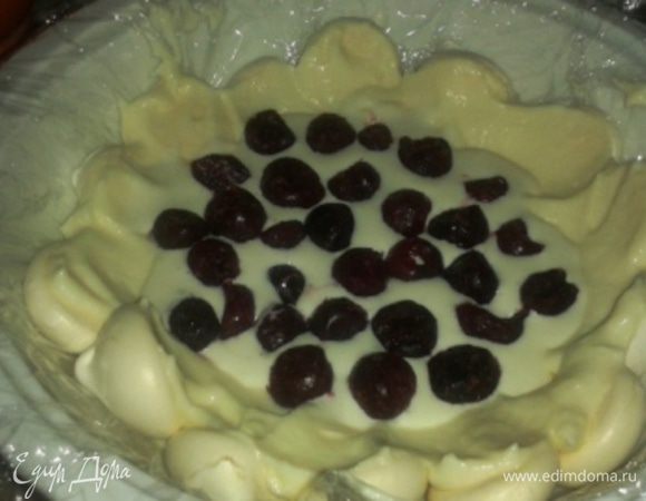 Форму выстелить пищевой плёнкой. Выложить на дно и бока формы безе (макушками вниз), покрыть слоем сливок. Сверху аккуратно выложить половину сырной массы. На неё разместить ягоды. Действовать нужно быстро, чтобы вишня не успела растаять.