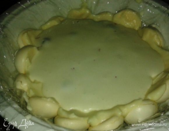 Теперь снова слой сыра. Завершить слоем сливок. Сверху прикрыть плёнкой и как следует заморозить (я оставляла на ночь). 