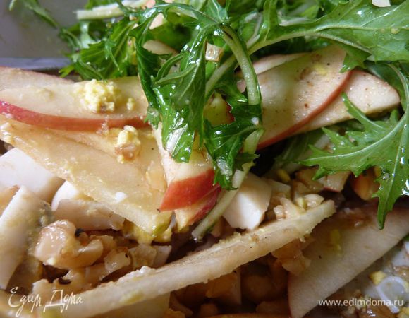 Очень рекомендую - Салат с яблоками и грецкими орехами от irushka78 

http://www.edimdoma.ru/retsepty/67138-salat-s-yablokami-i-gretskimi-orehami

Очень вкусно и просто!