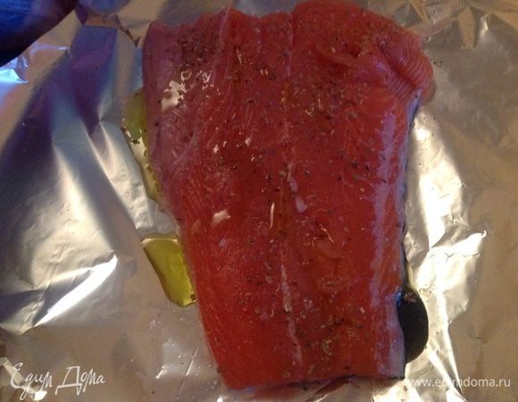 Семгу промыли, промокнули бумажным полотенцем. Посолили.