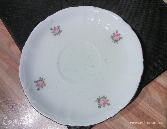 Через 5 часов берём пробу: на холодное блюдечко выливаем бульон и ставим в холодильник, если жидкость застынет, значит мы на правильном пути)) 