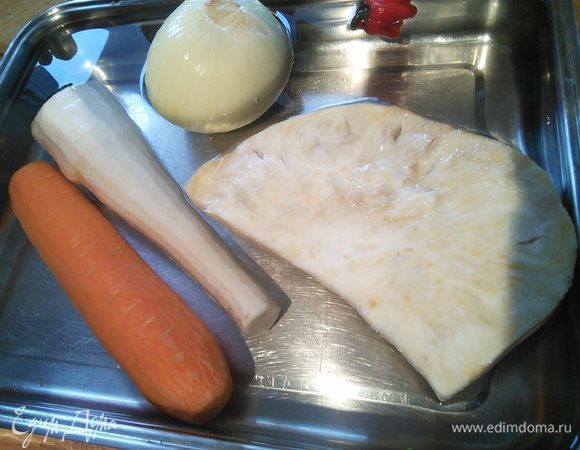 Очищаем овощи, по одному крупному или несколько средних корешков петрушки, морковки, сельдерея, лука. 