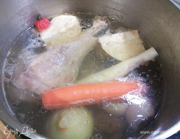 В холодец закладываем овощи, 4 - 5 лавровых листиков и солим. Варим еще 1,5 - 2 часа. 