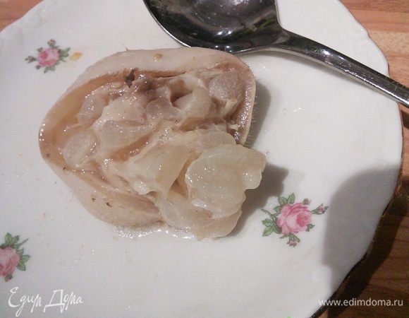 Еще одним критерием готовности является разварившиеся и отслаивающиеся от косточки копытца. В конце варки остаётся чуть больше половины количества жидкости. Холодец охладить, вынести  на балкон или поставить в холодильник . Перчик чили я перед этим вынула, он оказался ядрёным. 