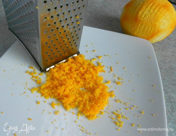 
Снять мелкой тёркой цедру с апельсинов.







