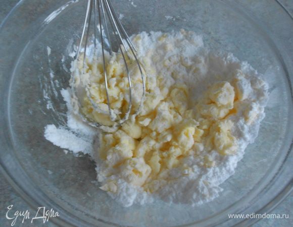 Застелить пергаментной бумагой два противня.

Размягченное масло, сахарную пудру и ванильный сахар взбить ручным венчиком до кремового состояния.
