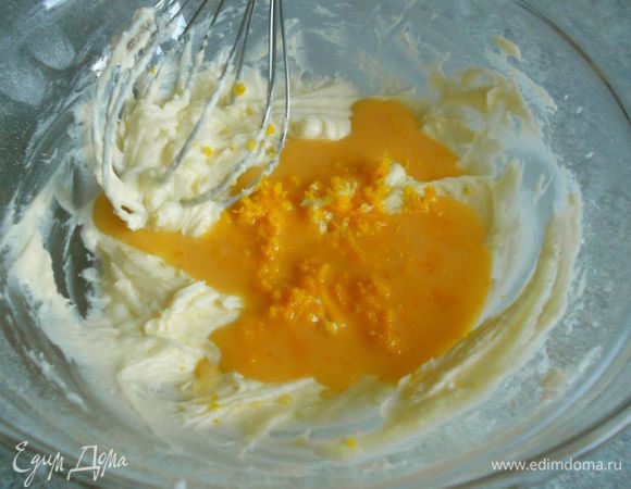 Яйцо смешать с половиной тёртой цедры, добавить к маслу.