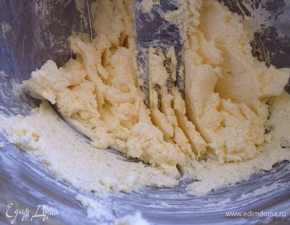 Масло хорошо растереть с сахарной пудрой.