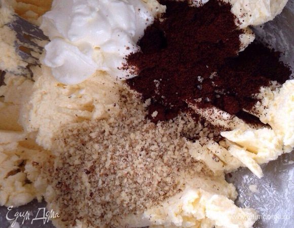 Добавить к маслу сметану, орехи, кофе и соль (буквально щепотку). Перемешать.
