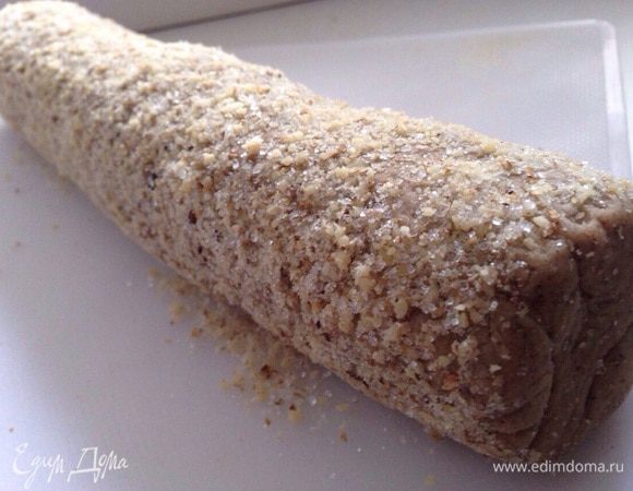 Молотые орехи перемешать с сахаром. Сформировать из теста 'колбаску', обвалять в орехах и аккуратно завернуть в пищевую пленку. Отправить в морозилку на 1 час!