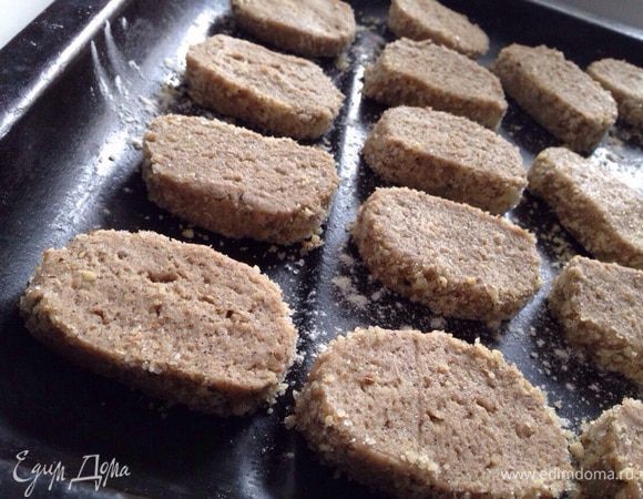 Затем достать заготовку из морозилки, нарезать кружочки толщиной 1-1.5 см. Разложить печенье на противень, застеленный бумагой для выпечки. Выпекать при температуре 180 градусов 15-20 минут!