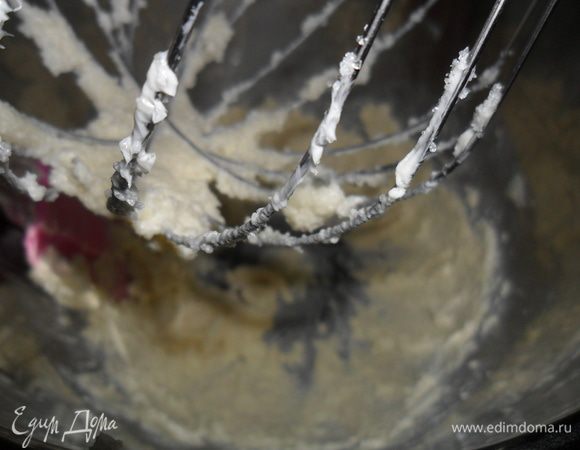 Растереть сливочное масло с сахаром. В оригинальном рецепте коричневый сахар, а я положила обычный белый. 