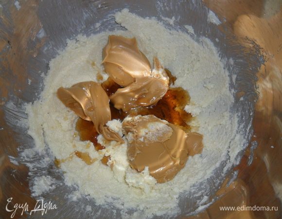 Добавить арахисовую пасту и кленовый сироп.  Все взбить.
