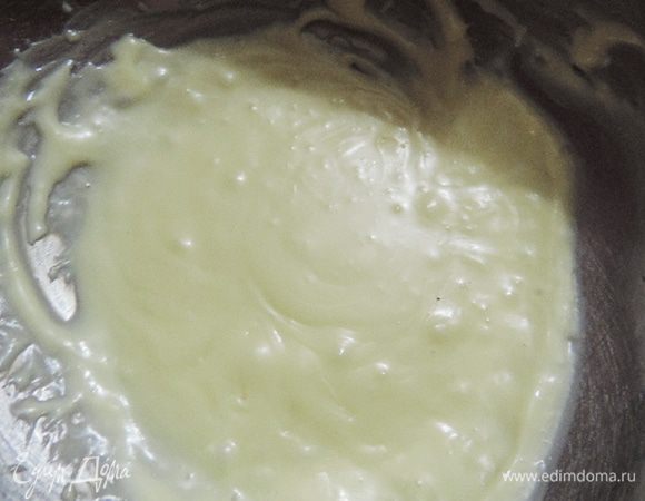 Размягченное сливочное масло взбиваем со сгущенным молоком до однородности.