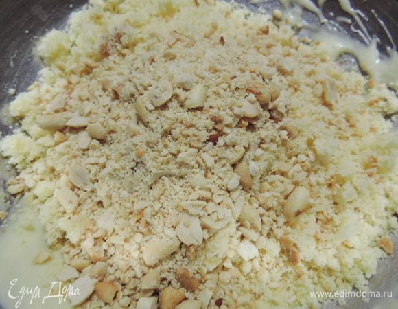 Бисквит измельчаем в крошку (я просто перетирала его ладонями). Обжаренный и очищенный арахис измельчаем до состояния крупной крошки (оставьте несколько красивых крупных штучек для ушек овечкам). Добавляем к масляно-сгущеной смеси. 