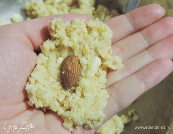 Теперь нам понадобится слепить туловища и головы для наших овечек. Внутри туловищ я спрятала миндальный орешек.