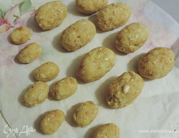 Из данного количества выйдет 8 овечек. Таким образом нам надо слепить по 8 больших и маленьких заготовок. Придаем им форму объемного овала. Никак не могла придумать более подходящего термина:)