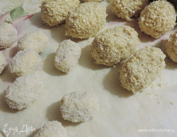 "Головы" обмакиваем в шоколад и обваливаем в кокосовой стружке.