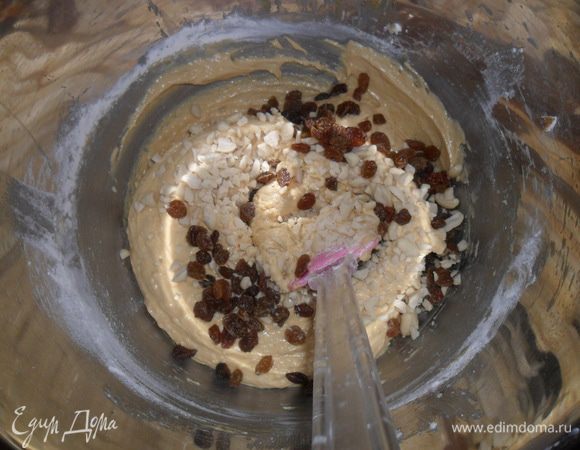Добавить изюм и 50 гр. рубленных орехов. Перемешать.