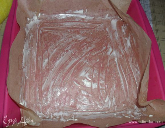 В форму диаметром 20*20см. выстелить пергамент и смазать сливочным маслом.