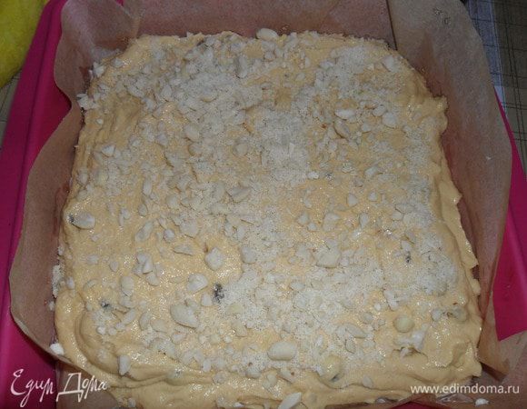 Переложить тесто, присыпать оставшимися орехами и выпекать в разогретой до 170С духовке, 35-45 минут.