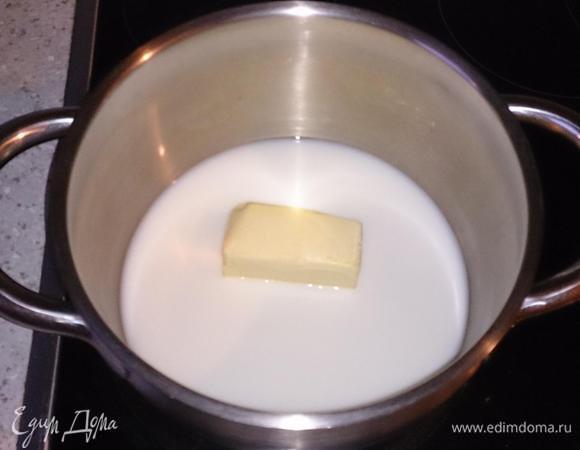 Просеять муку. Кастрюлю поставить на огонь и добавить молоко, воду, кусок сливочного масла и соль. Довести до кипения. Интенсивно помешивая добавить за один раз всю муку, убавить огонь и в течение 1-2 минут продолжать помешивать до образования однородного комка теста, который легко отстает от стенок кастрюли.