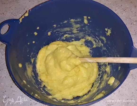 Переложить тесто в миску и дать немного остыть. По одному добавлять яйца, хорошо все перемешивая. Я использовала миксер на маленькой скорости. Должно получиться однородное тесто.