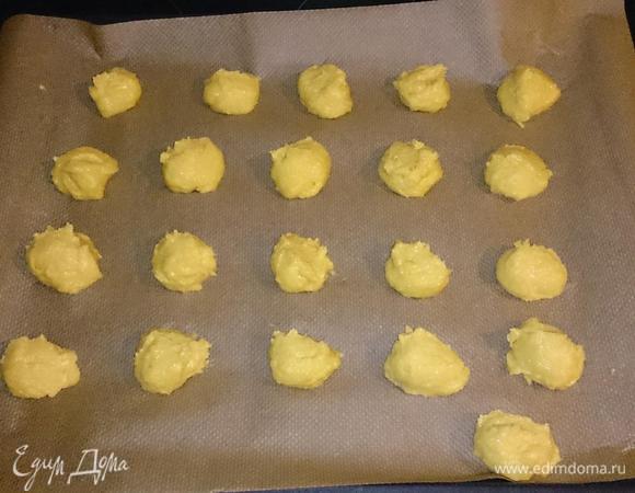 Двумя столовыми ложками формировать из теста шарик и отсаживать на противень, покрытый бумагой для запекания. У меня получилось 26 штук.