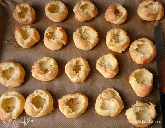 У остывших профитролей срезать верхушки, убрать немного мякоть.