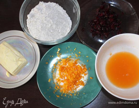 Предварительно достаем из холодильника масло, промываем и обсушиваем клюкву, нарезаем ее на кусочки.
Мандарины моем и натираем с них цедру. Отжимаем сок. Нам понадобится 50 мл. У меня из 3-х штук мандаринов сока вышло 60 мл.
Также, если нет овсяной муки, измельчаем овсяные хлопья.