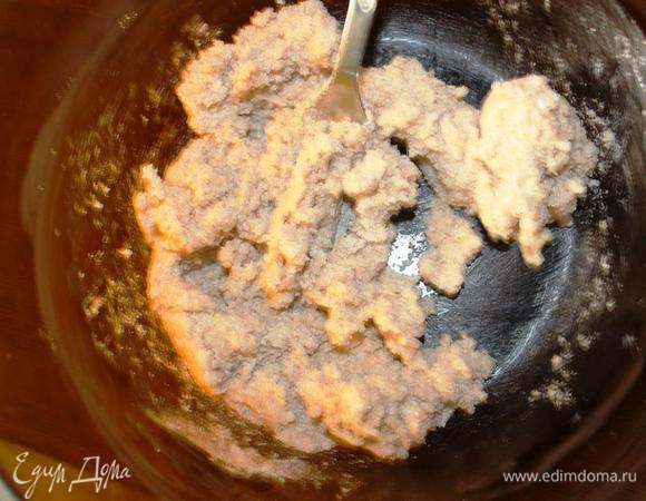 В миске смешаем размягченное сливочное масло с сахаром, корицей и ванилином.