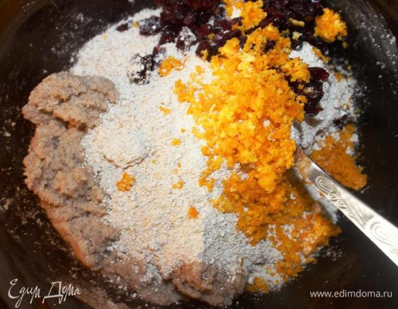 50мл мандаринового сока выливаем в маленькую кастрюльку, добавляем соль и ставим на медленный огонь до растворения соли. Слегка остужаем.
Добавляем к сахарно-масляной массе овсяную муку, цедру мандаринов, клюкву и мандариновый сок. Перемешаем до однородности.