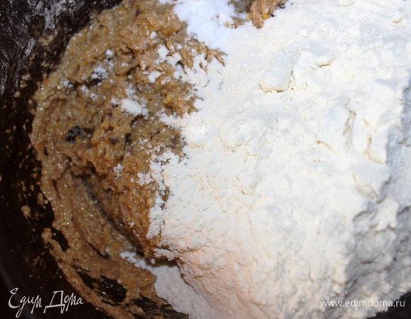 В последнюю очередь всыпаем просеянную муку и соду.
