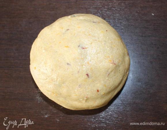 Замешиваем тесто. Оно должно быть очень мягким, но эластичным и нелипнущим, легко собираться в шар. 
При необходимости регулируйте консистенцию добавлением небольшого количества пшеничной муки.