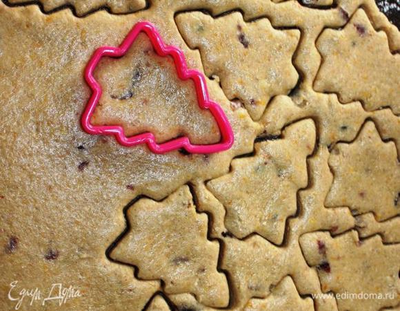Ставим разогреваться духовку до 210 градусов.
В это время на присыпанной мукой поверхности раскатываем тесто толщиной в 5 мм. и вырезаем печенье формочками с новогодней тематикой. А можно оставить и классический круглый вариант.
У меня получилось 32 печенья.