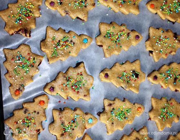 Выкладываем заготовки на застеленный пергаментом противень на расстоянии друг от друга не менее 1 см и посыпаем кондитерской посыпкой, немного придавливая ее в тесто пальцами. 