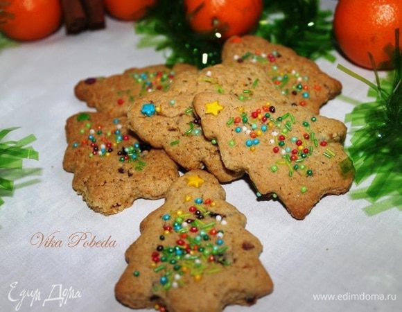 Выпекаем в уже разогретой духовке 10 минут до легкого румяного оттенка. Не передерживайте. Сразу из духовки оно будет очень мягким, но по мере остывания затвердеет. Снимаем с пергамента уж остывшим, иначе печенье может раскрошиться.
Аромат стоит такой, что голова идет кругом!
Очень вкусно!