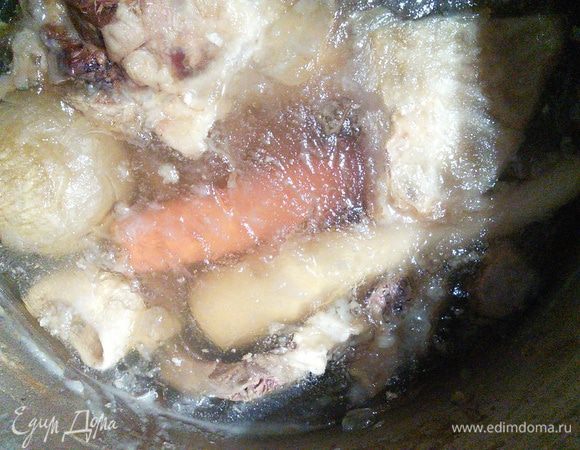 Когда холодец застынет, я снимаю весь жир, он собирается сверху целым слоем и легко снимается. 