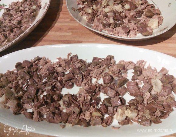Затем я подогреваю холодец, вынимаю шумовкой мясо, режу или разбираю на волокна и распределяю по блюдам ( голяшки, если они хорошо обработаны, нарезать обязательно! Единственное что я не употребляю  -  это шкурка индюшачья. Внимательно удаляйте косточки! ). В блюдах холодец  и застывает лучше и выглядит наряднее. 