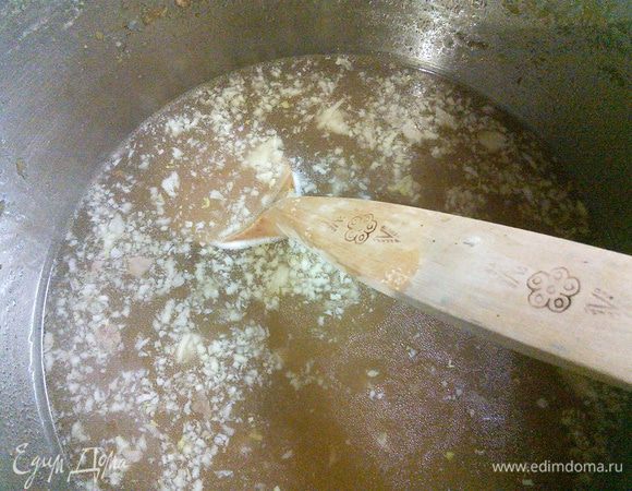 Остаётся только выдавить чеснок (5 крупных зубчика или по своему вкусу)  в жидкость, посолить до вкуса и ещё чуть-чуть, вам должно показаться блюдо маленько пересоленным.   Кто не использовал перчик чили, самое время поперчить, размешать и оставить на 20-30 мин. настояться.  