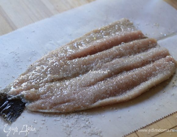 Очищенную от кости и внутренностей форель смазать оливковым маслом. Я не снимаю заранее кожицу. Обвалять в смеси соли и сахара с обеих сторон, слегка прижимая.