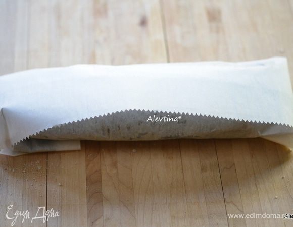 Завернуть в бумагу для выпечки конвертом. Положить в холодильник на полку на сутки, можно на тарелку в бумаге, бумага слегка потом намокнет.
