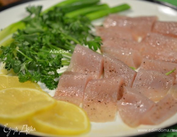 Нарезать на части и подать к столу с порезанным кольцами лимоном и свежей зеленью.