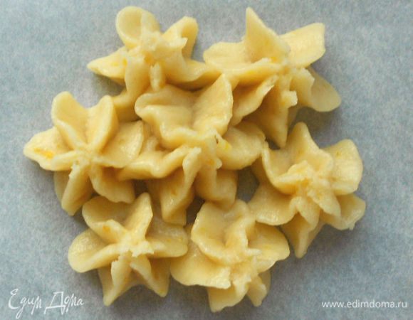 
 затем в центре одну покрупнее. Она должна плотно прилегать к маленьким. Не пытайтесь делать мелкое печенье! Тесто достаточно вязкое и, если выдавливать его по чуть-чуть, оно не будет прилипать к пергаменту, а будет тянуться за насадкой. То есть звёздочки должны быть достаточно тяжёлыми, чтобы оставаться на бумаге. И ещё: если всё же будут поначалу получаться высокие звёздочки, не пугайтесь, просто чуть прижмите их сверху кончиком ножа.
