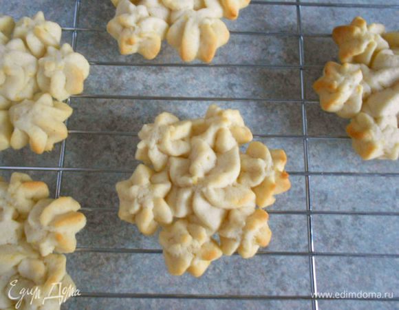 Противни по одному поместите в духовку и выпекайте около 8 минут, затем печенье остудите. 

