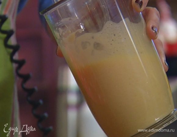 Яйца с ванильным экстрактом взбить блендером с насадкой-венчиком в пышную массу.